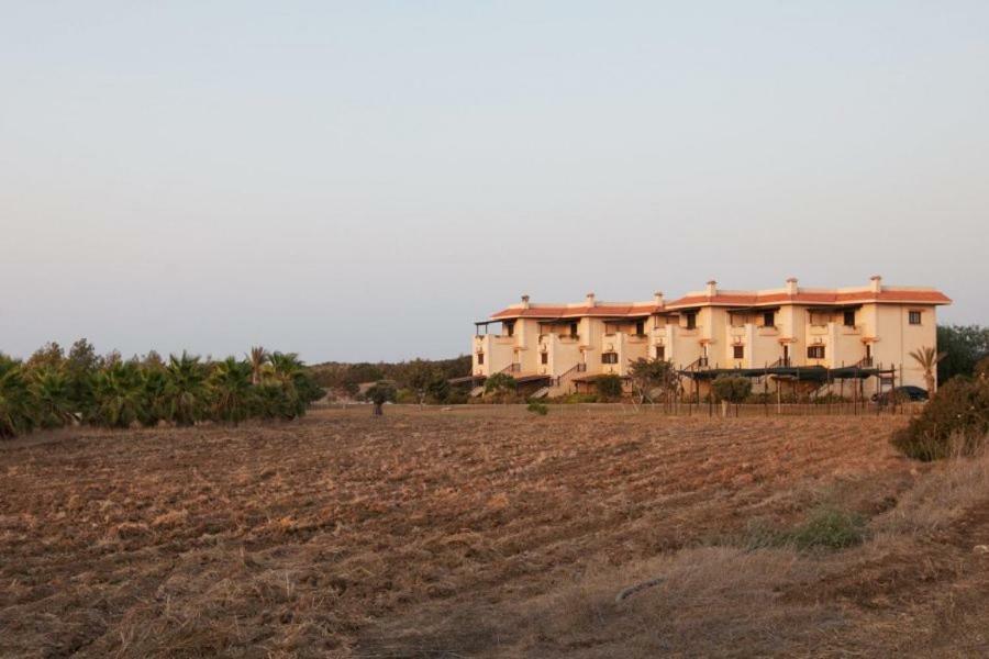 Balci Plaza Hotel And Balci Plaza Guest Bungalows Karpaz Peninsula Selenias エクステリア 写真